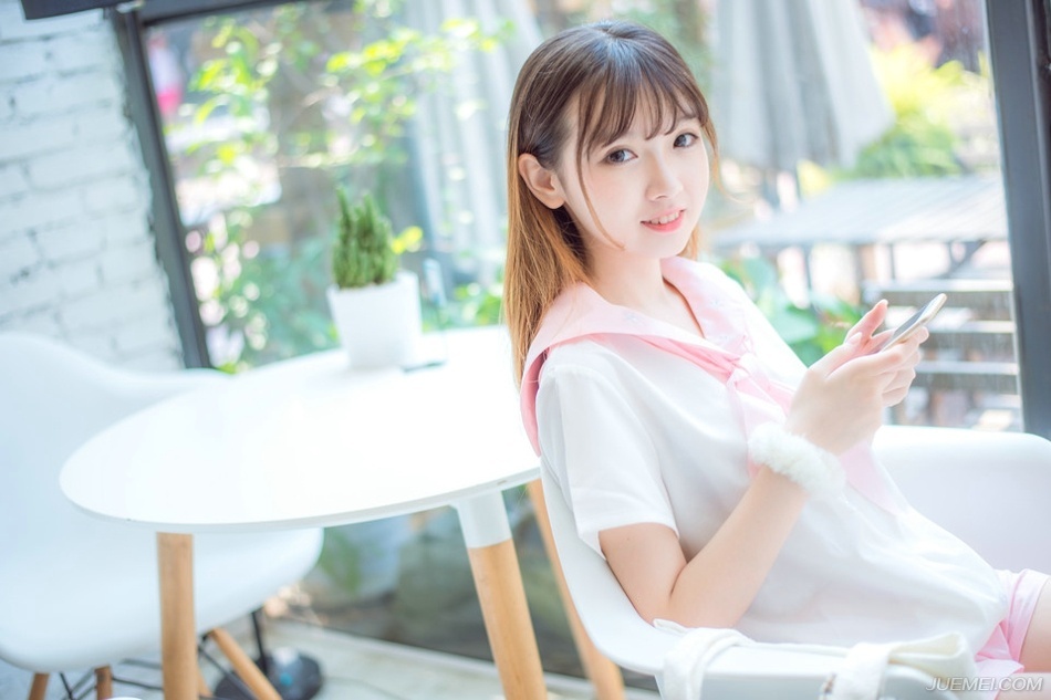 “幼常，蜀中对主公来说，太重要了，一旦输了蜀中，这天下……呵呵……”说到最后，诸葛亮悠悠的叹了口气，这种话，也只能跟马谡说说，其他人，诸葛亮不敢说，也不能说，太打击士气了。